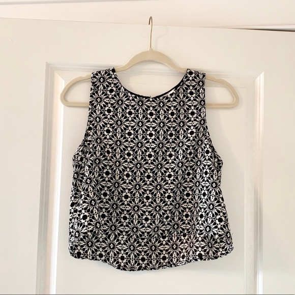 Tops - Cropped black and white pattern tank top